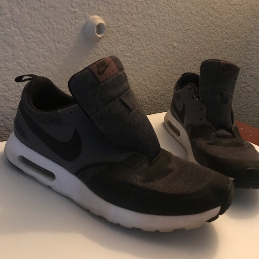 NIKE ATHLETIC SHOES